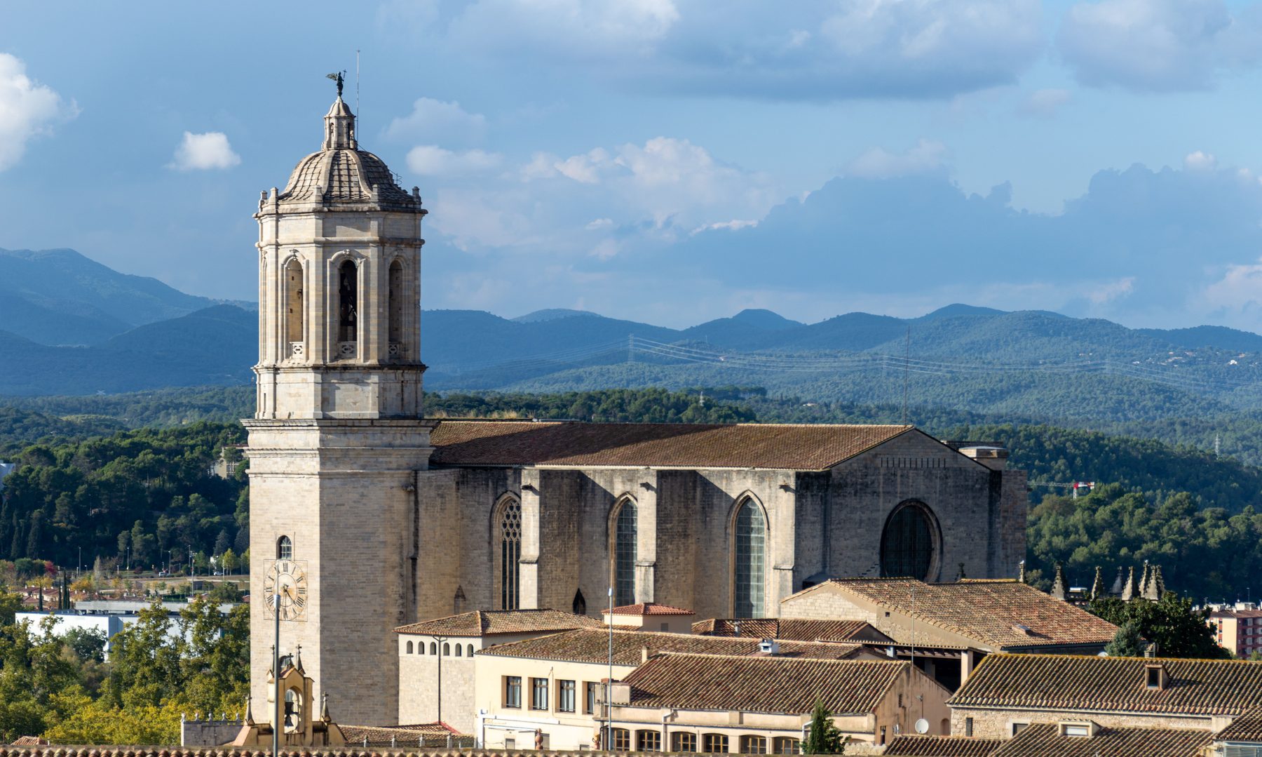 Catedral de Girona sobre el casco antiguo medieval
